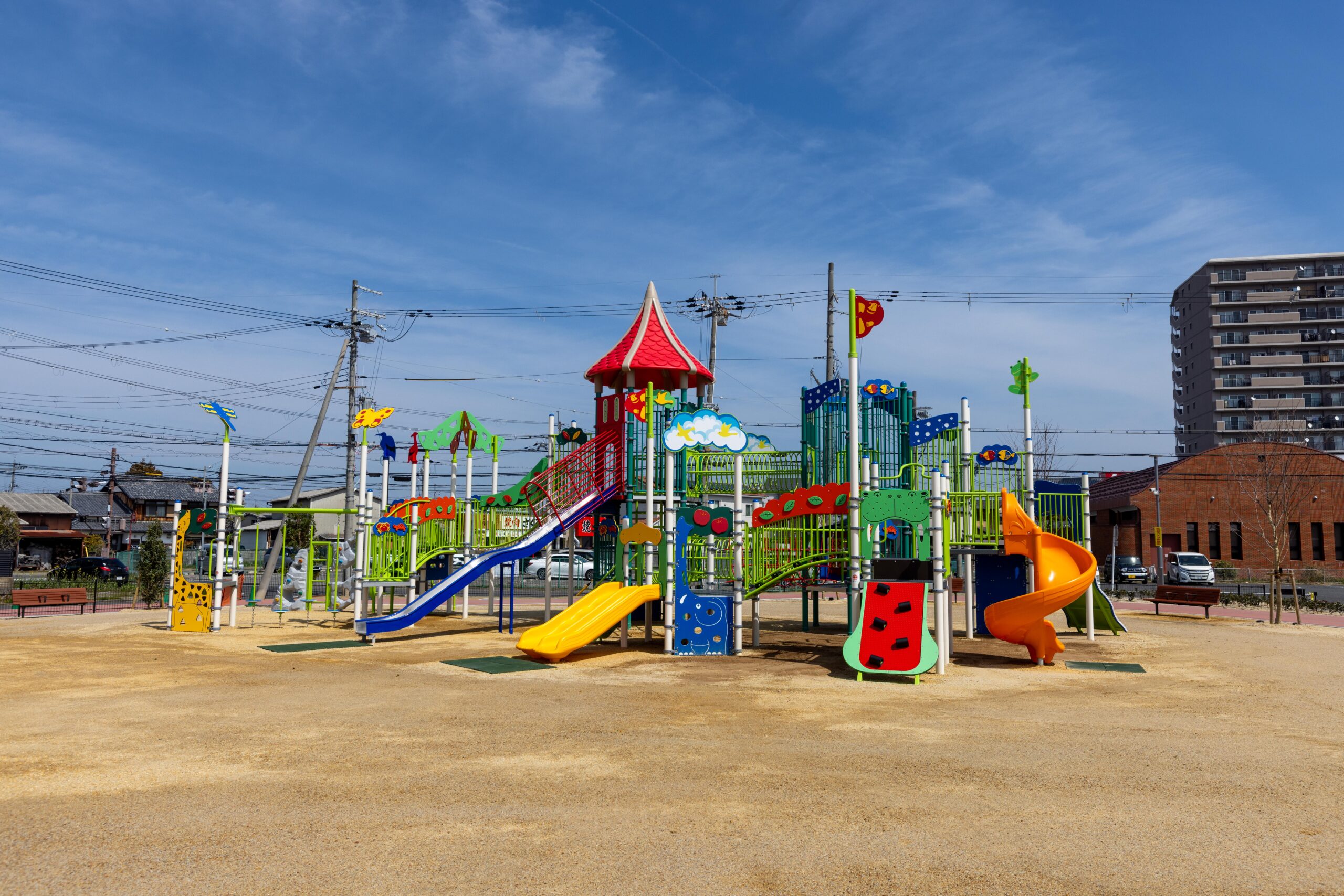 子どもたちが思いきり体を動かして遊べる大型複合遊具を設置しました。