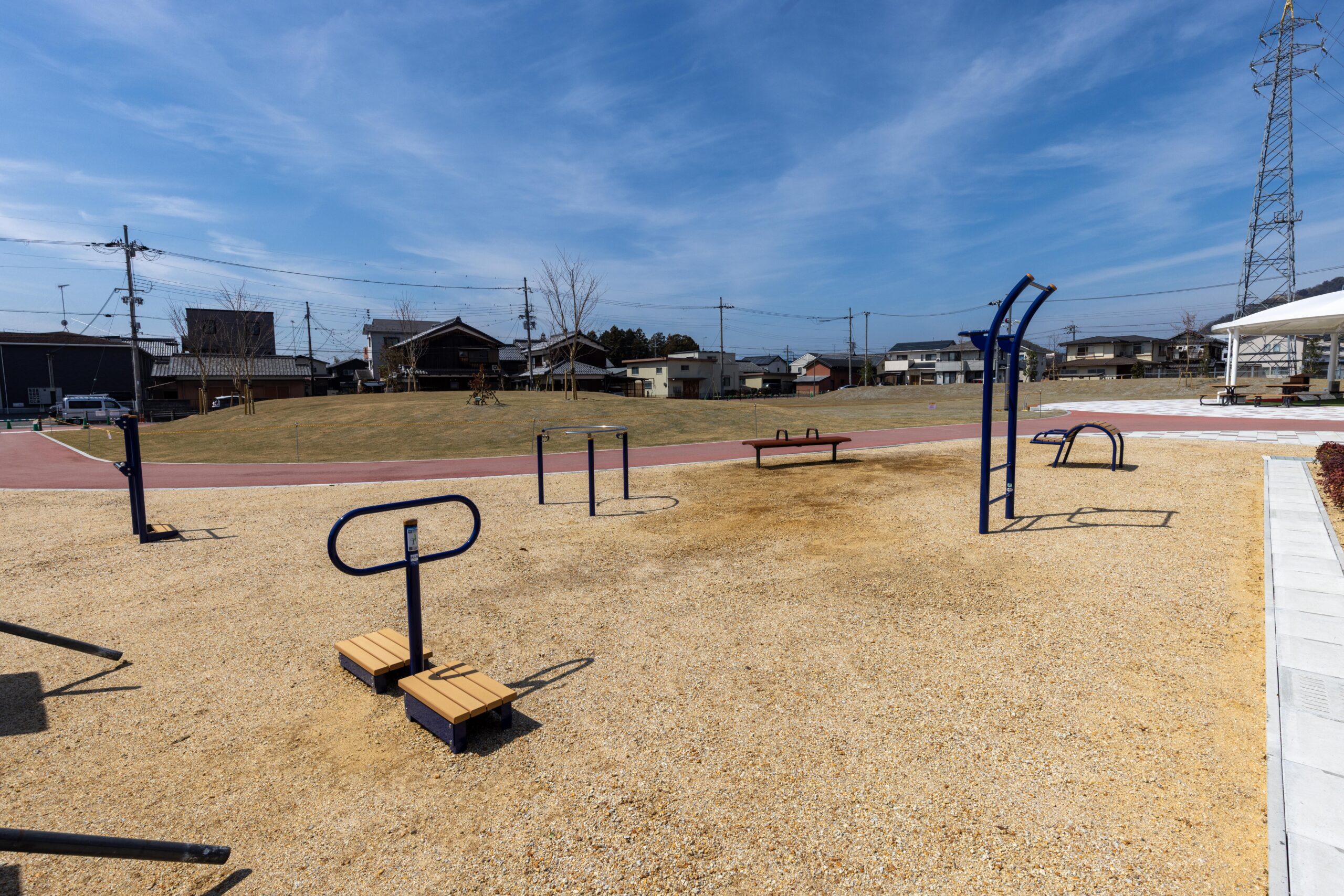 健康遊具も設置しており、子どもから高齢者まで、世代を問わず多くの方に楽しんでいただける公園となっています。