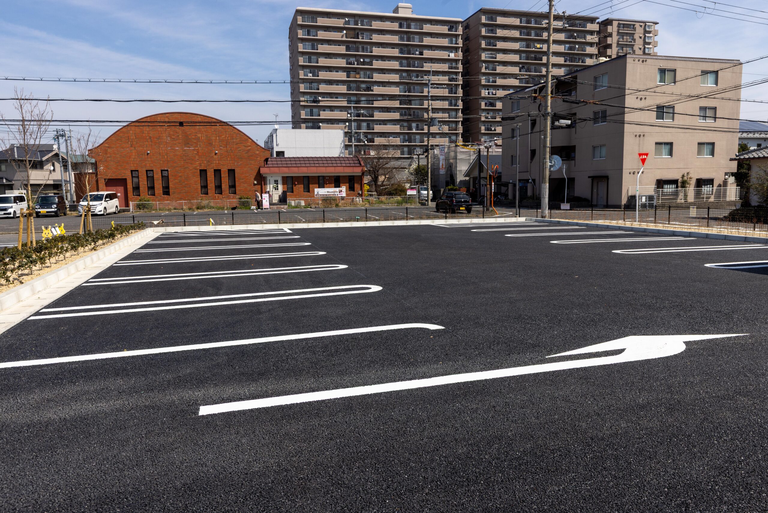 駐車場やトイレなどの利便施設も整備しており、遠方からの来園にも対応できる公園となっています。